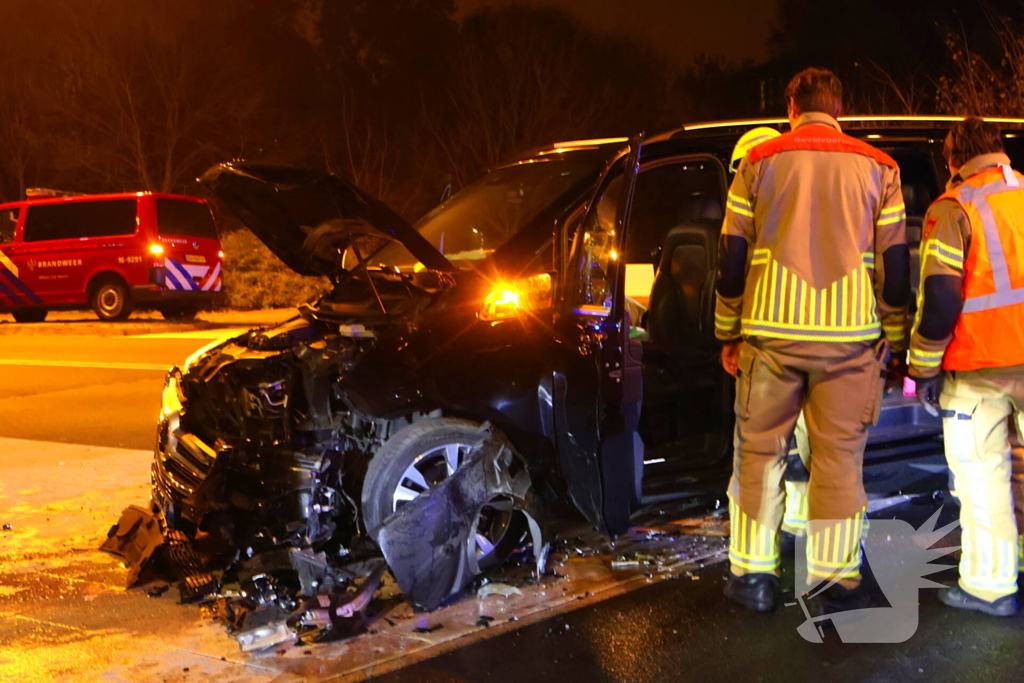 Taxichauffeur door brandweer uit bus bevrijdt