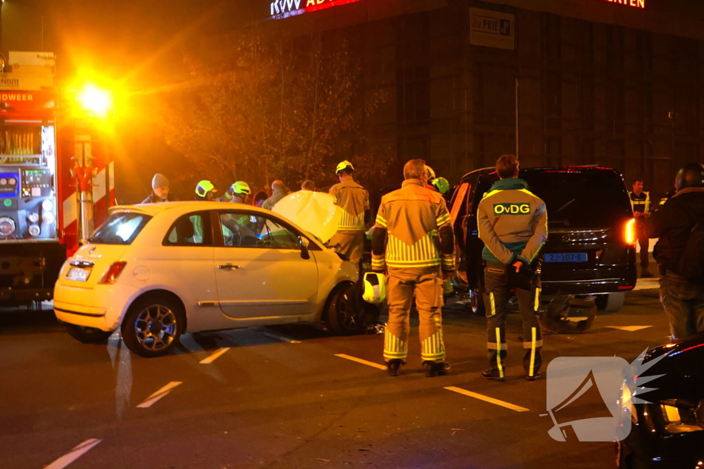 Taxichauffeur door brandweer uit bus bevrijdt