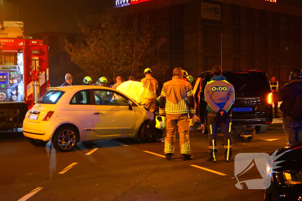 Taxichauffeur door brandweer uit bus bevrijdt