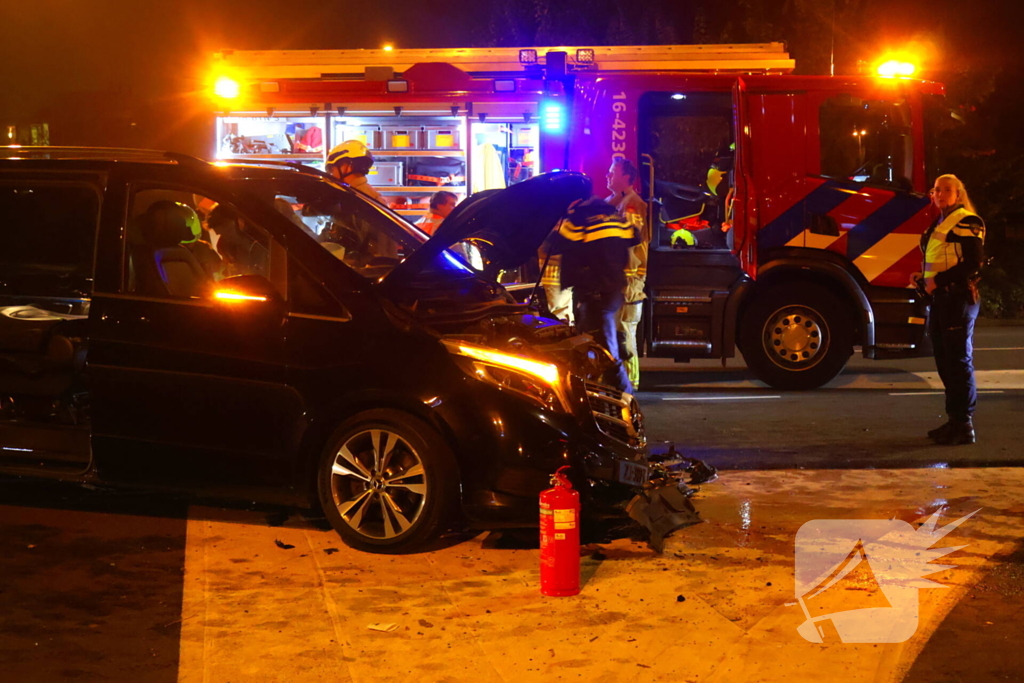 Taxichauffeur door brandweer uit bus bevrijdt