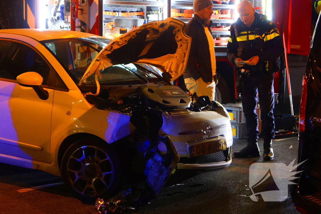 Taxichauffeur door brandweer uit bus bevrijdt