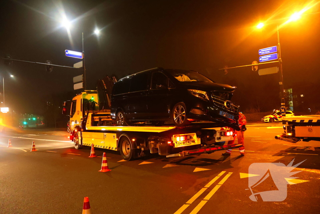 Taxichauffeur door brandweer uit bus bevrijdt