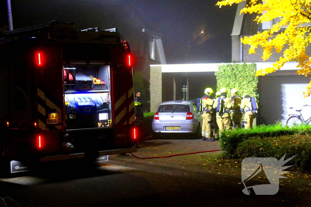 Brandweer blust brand in keuken, bewoner nagekeken