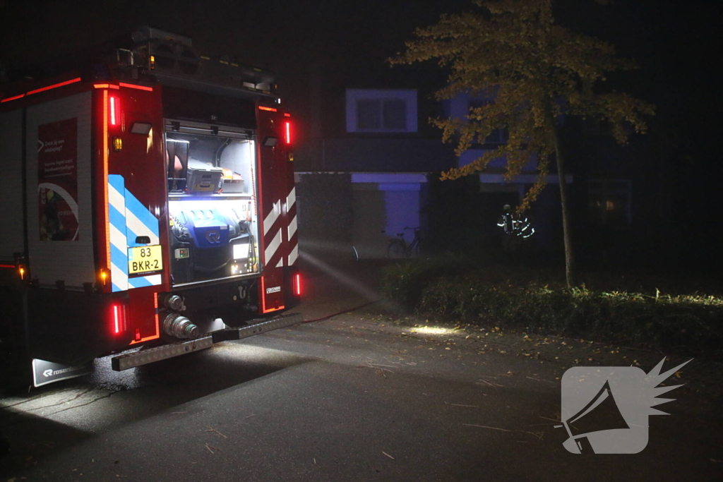 Brandweer blust brand in keuken, bewoner nagekeken