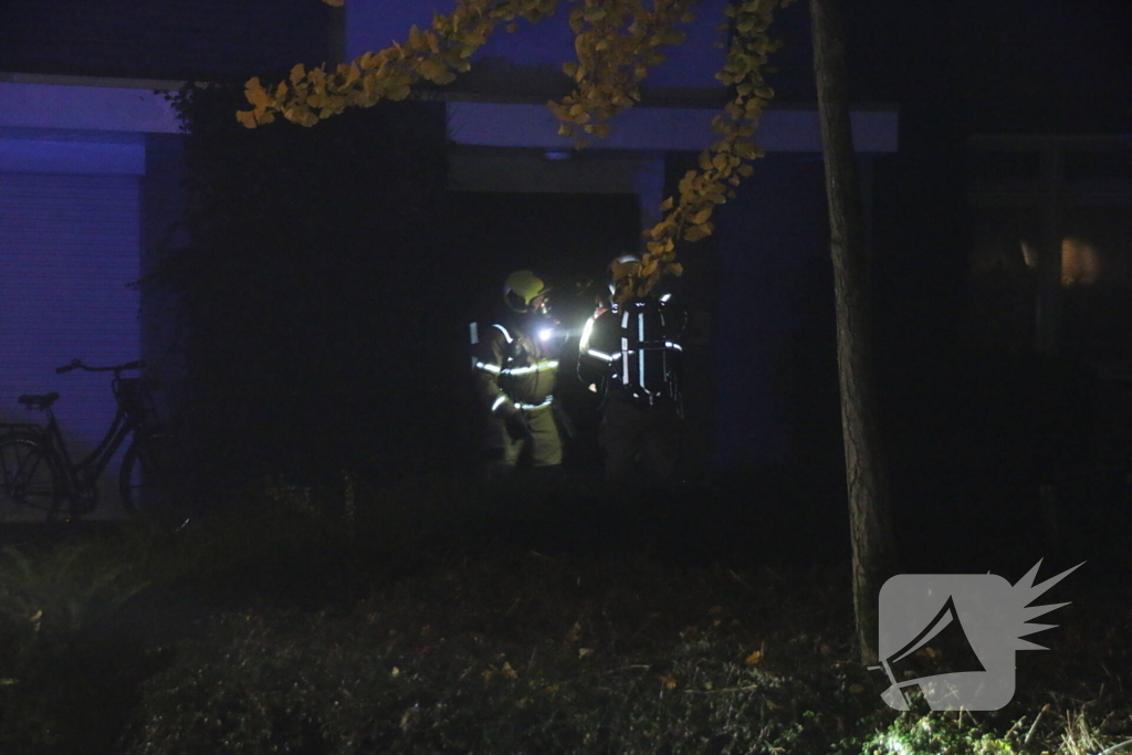 Brandweer blust brand in keuken, bewoner nagekeken