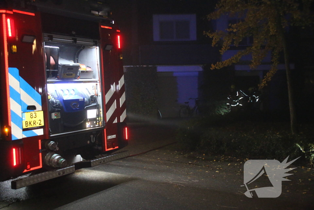 Brandweer blust brand in keuken, bewoner nagekeken