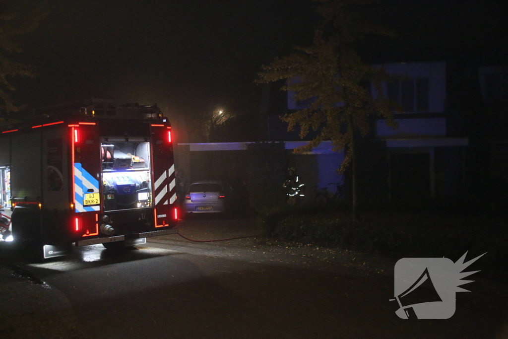 Brandweer blust brand in keuken, bewoner nagekeken