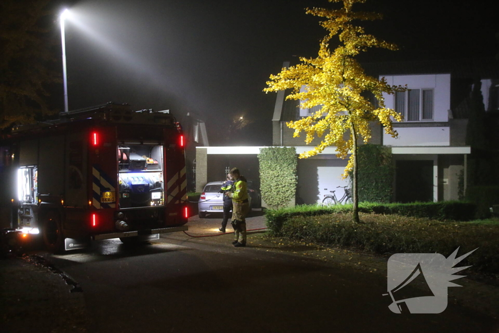 Brandweer blust brand in keuken, bewoner nagekeken