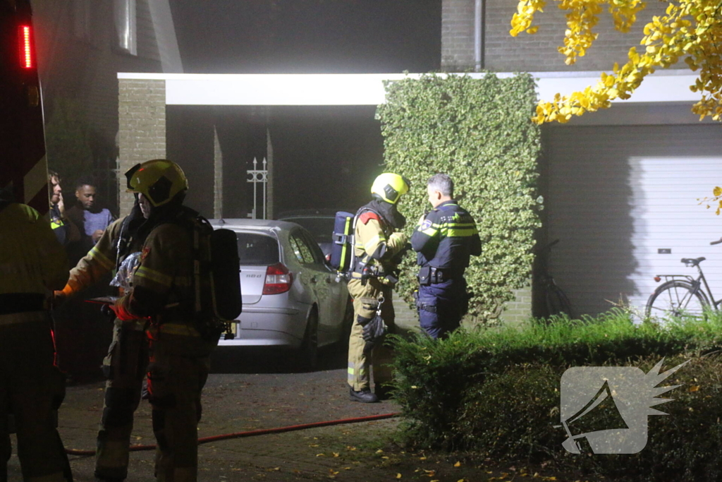 Brandweer blust brand in keuken, bewoner nagekeken