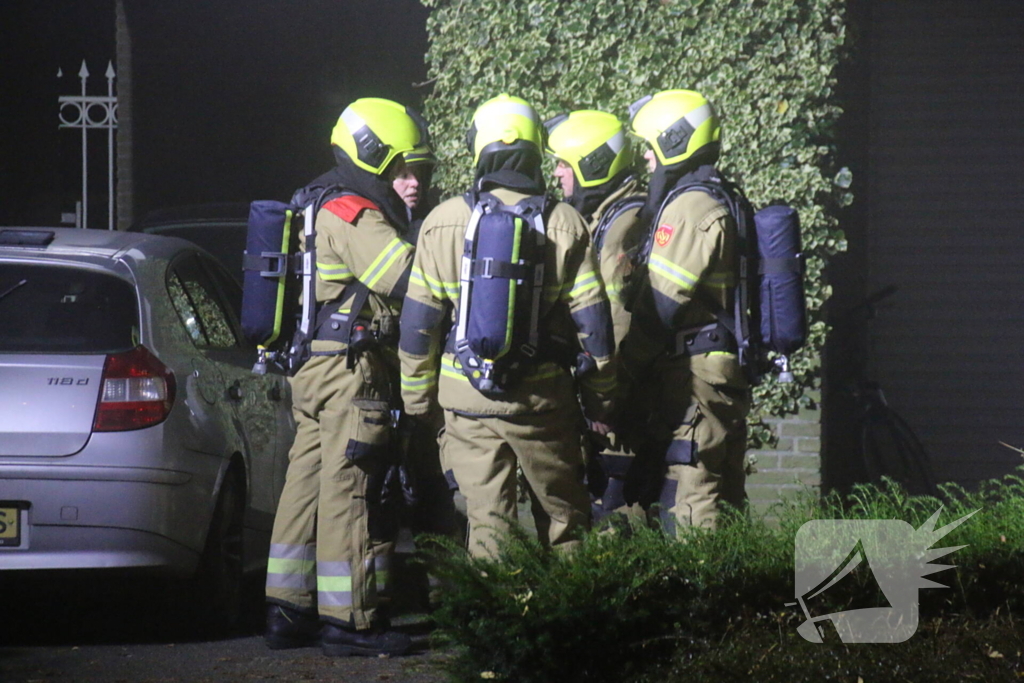 Brandweer blust brand in keuken, bewoner nagekeken