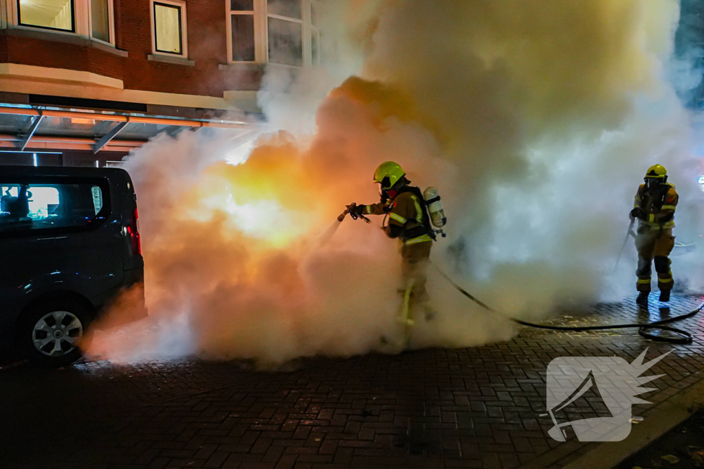 Auto gaat in vlammen op en zorgt voor forse rookontwikkeling