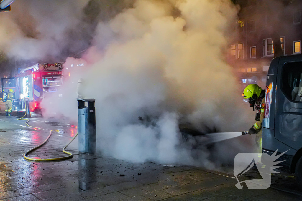 Auto gaat in vlammen op en zorgt voor forse rookontwikkeling