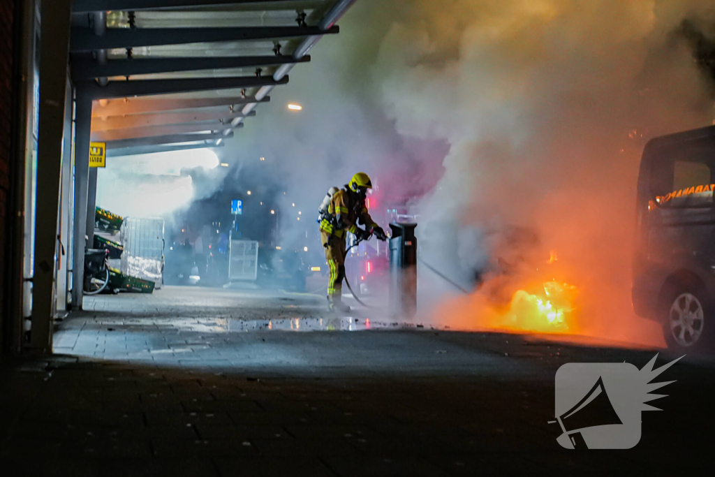 Auto gaat in vlammen op en zorgt voor forse rookontwikkeling