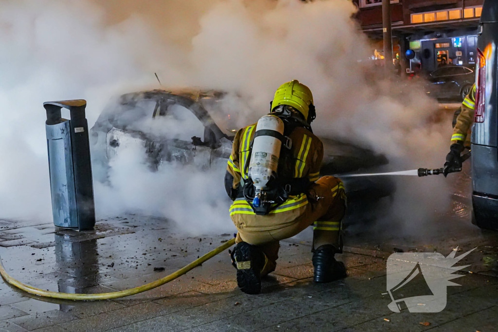 Auto gaat in vlammen op en zorgt voor forse rookontwikkeling