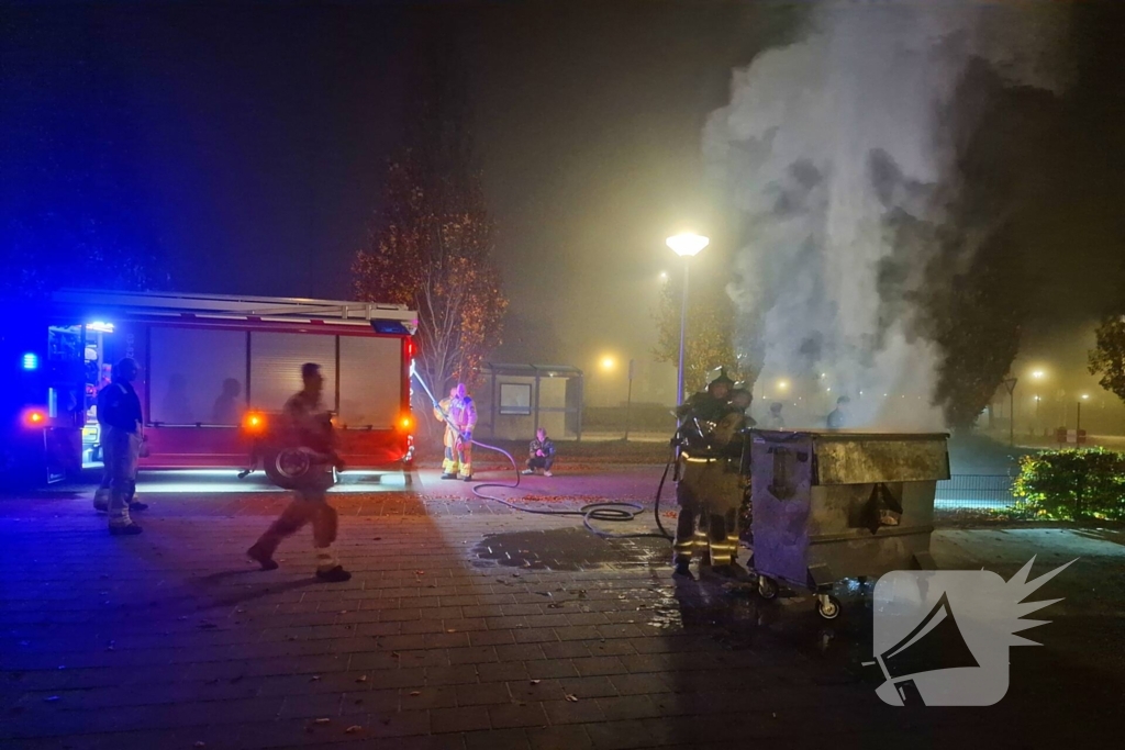 Brandweer blust brand in afvalcontainer