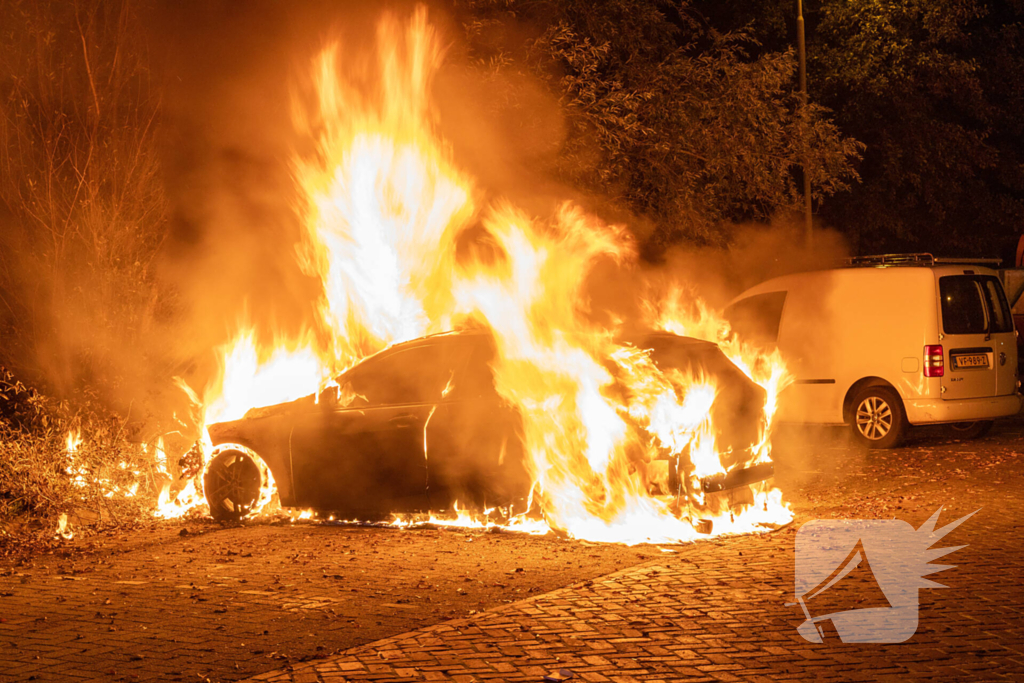 Vlammenzee op parkeerplaats in nachtelijke uren