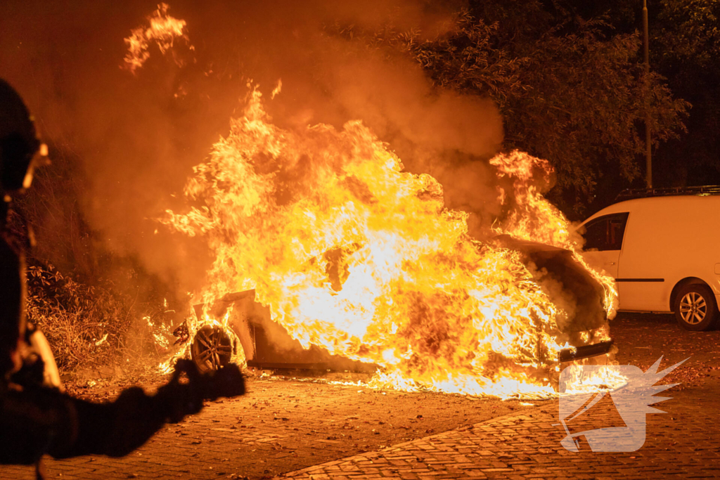 Vlammenzee op parkeerplaats in nachtelijke uren