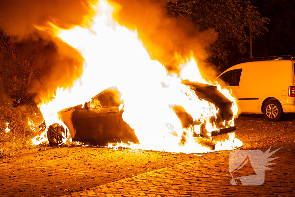 Vlammenzee op parkeerplaats in nachtelijke uren