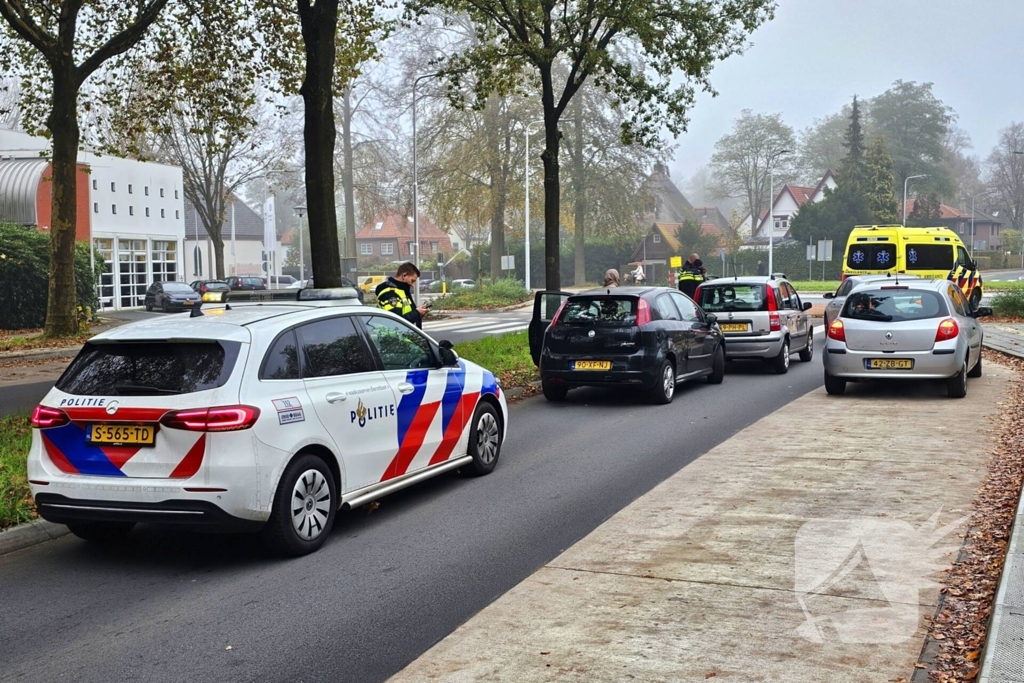 Kop-staart ongeval voor rotonde