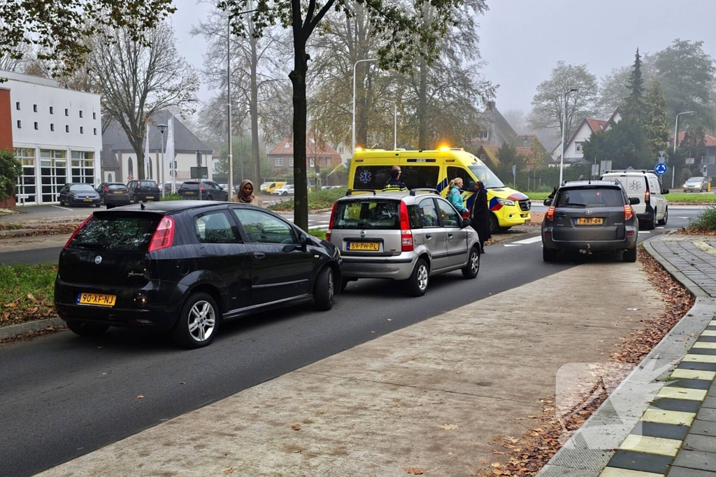 Kop-staart ongeval voor rotonde