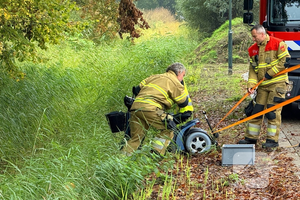 Scootmobiel raakt van de weg belandt in sloot