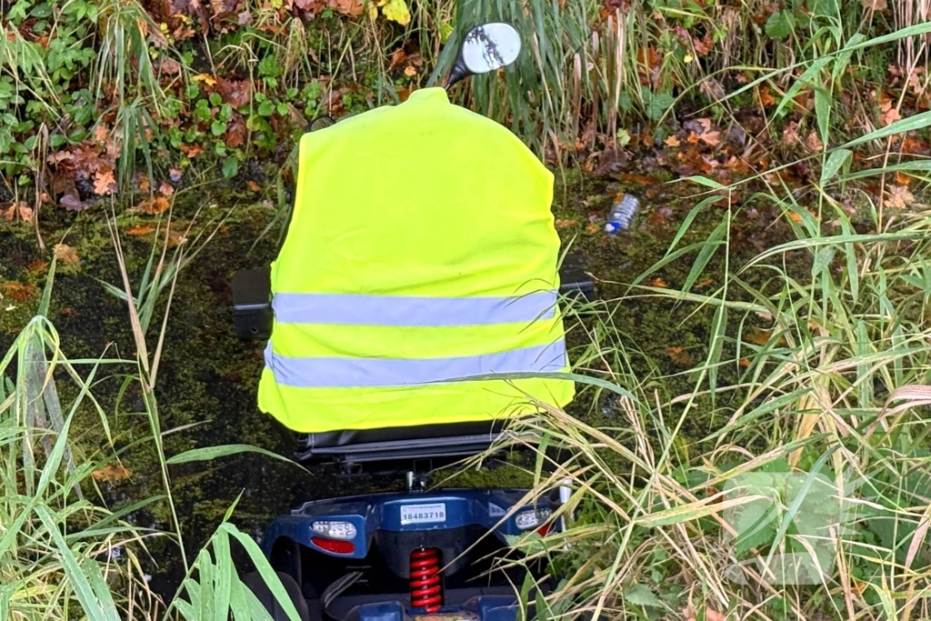 Scootmobiel raakt van de weg belandt in sloot