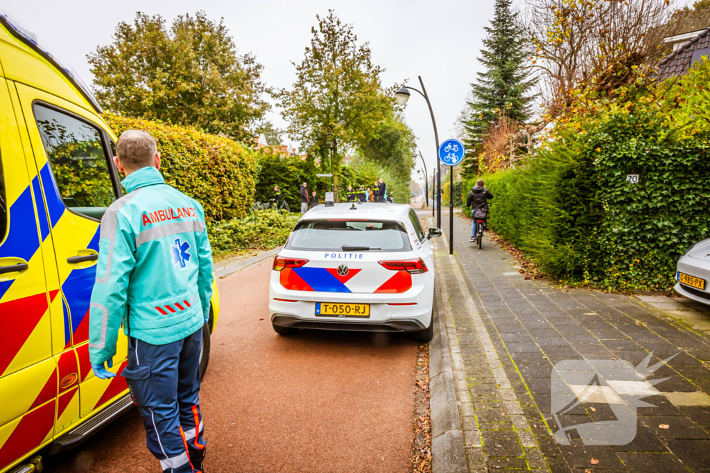 Bezorgscooter en fietser botsen op kruising