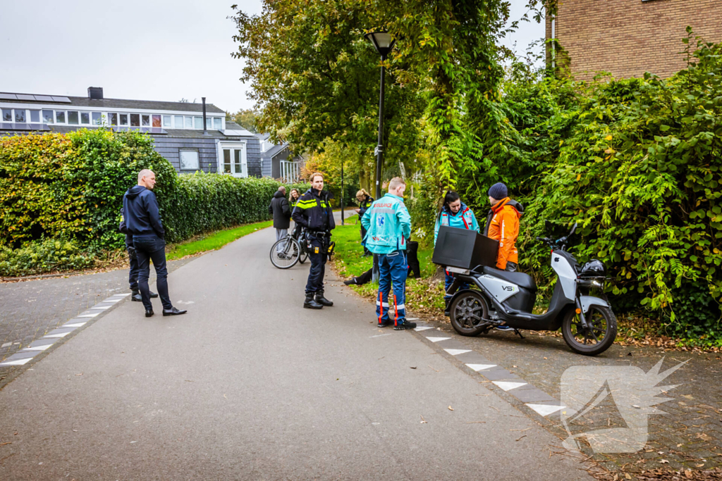 Bezorgscooter en fietser botsen op kruising