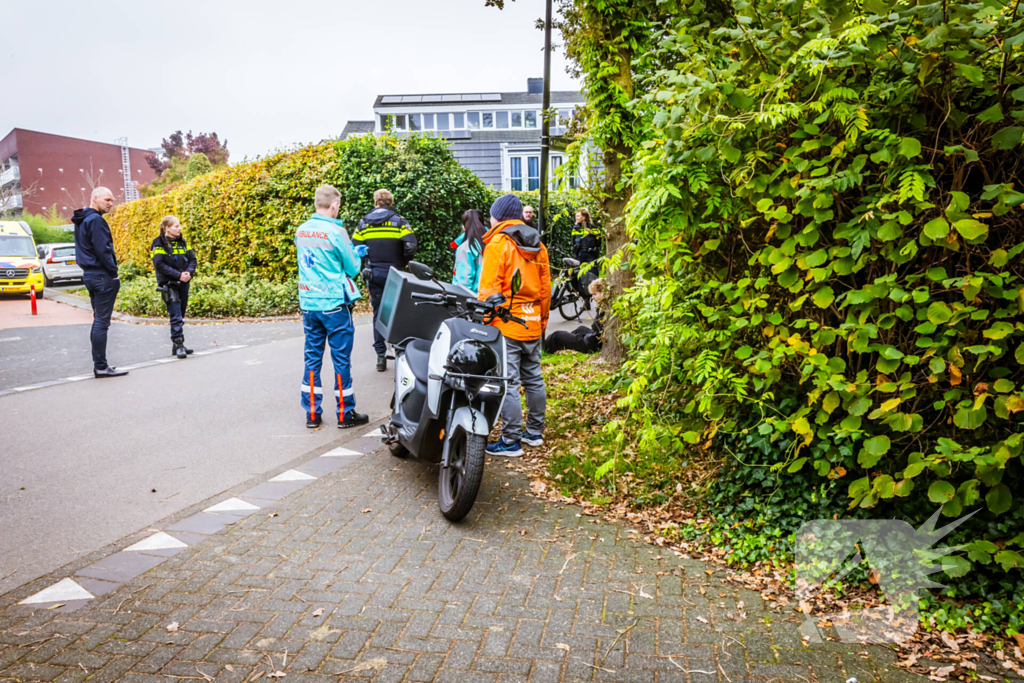 Bezorgscooter en fietser botsen op kruising