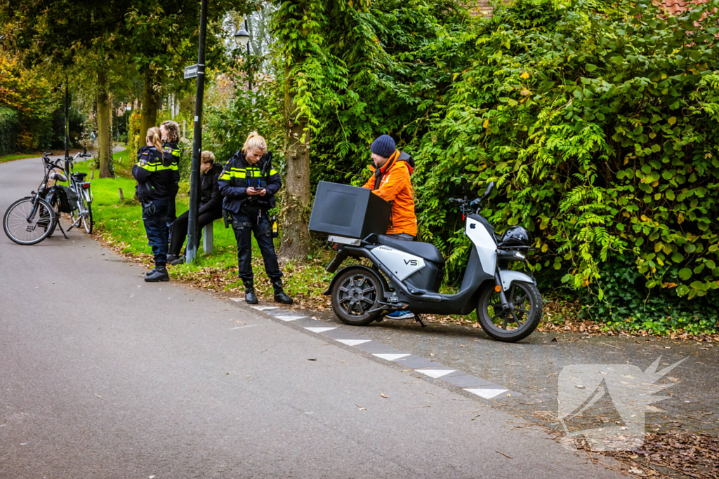 Bezorgscooter en fietser botsen op kruising