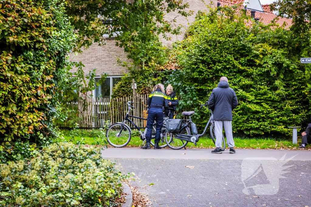 Bezorgscooter en fietser botsen op kruising