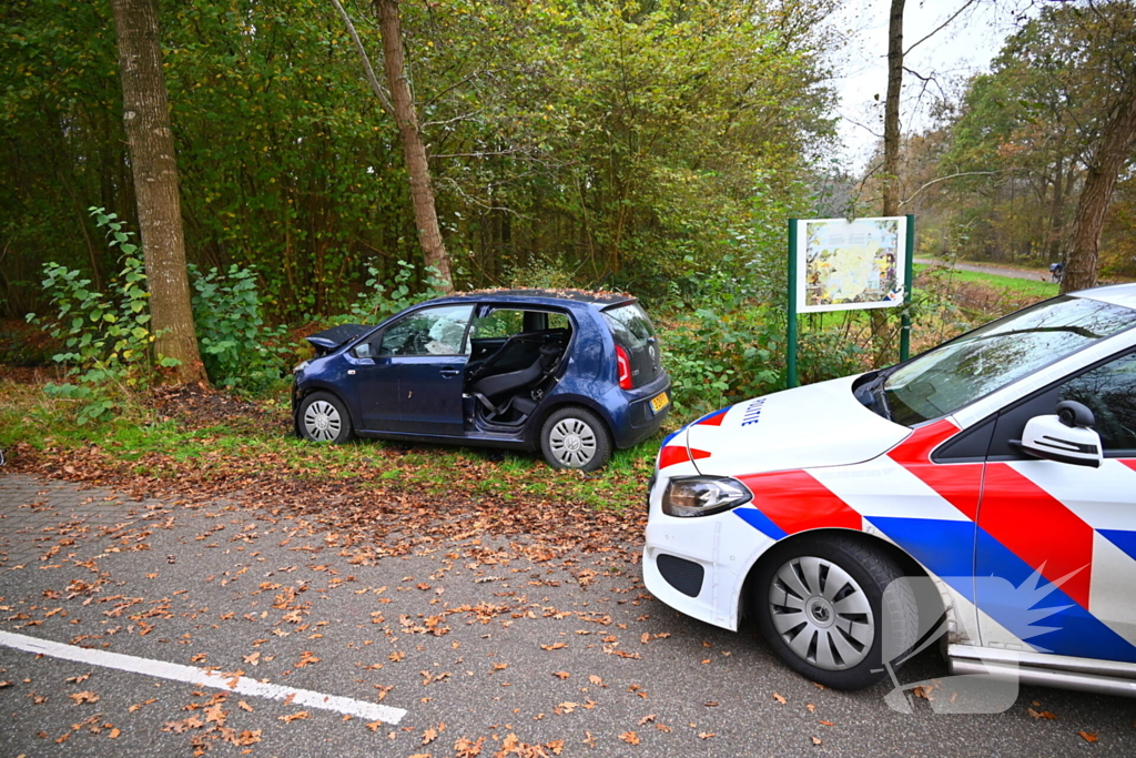 Automobilist botst frontaal op boom