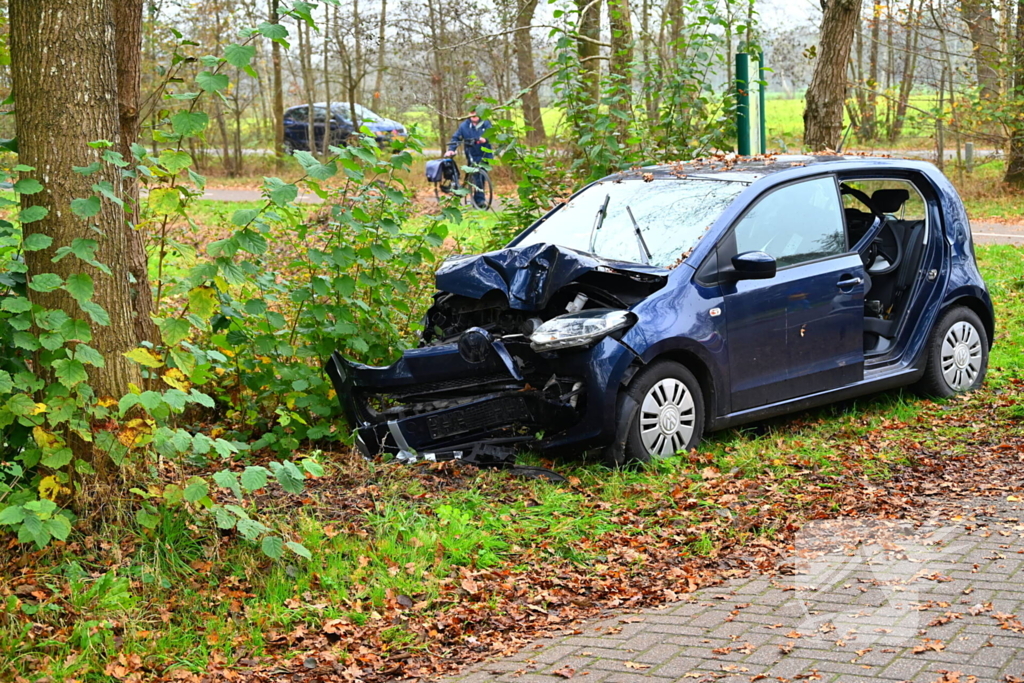 Automobilist botst frontaal op boom