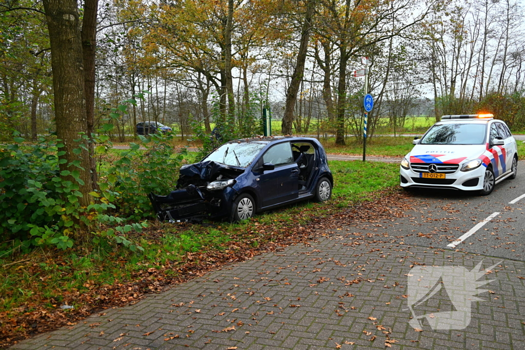 Automobilist botst frontaal op boom