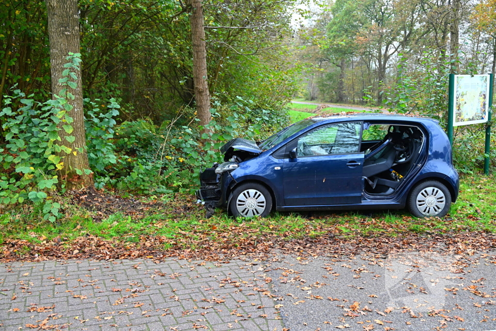 Automobilist botst frontaal op boom