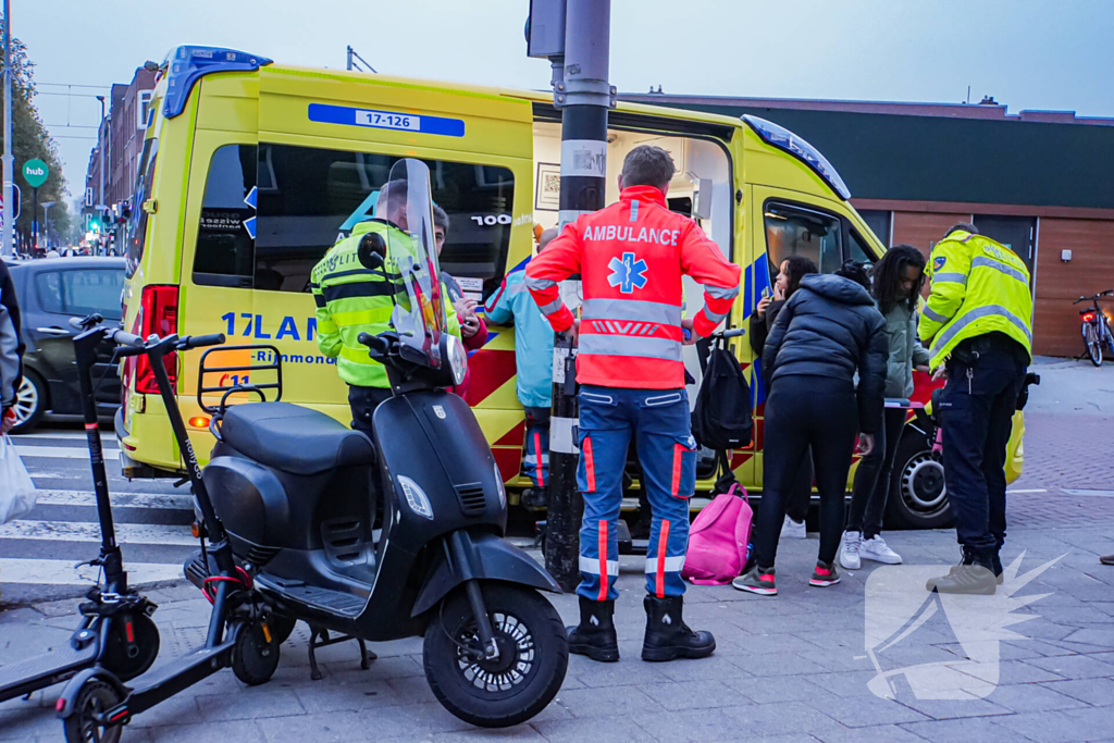 Jongedame op step gewond bij botsing met scooter