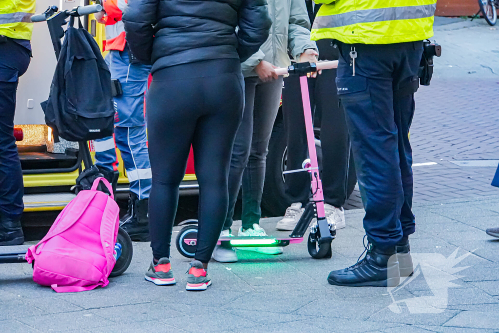 Jongedame op step gewond bij botsing met scooter