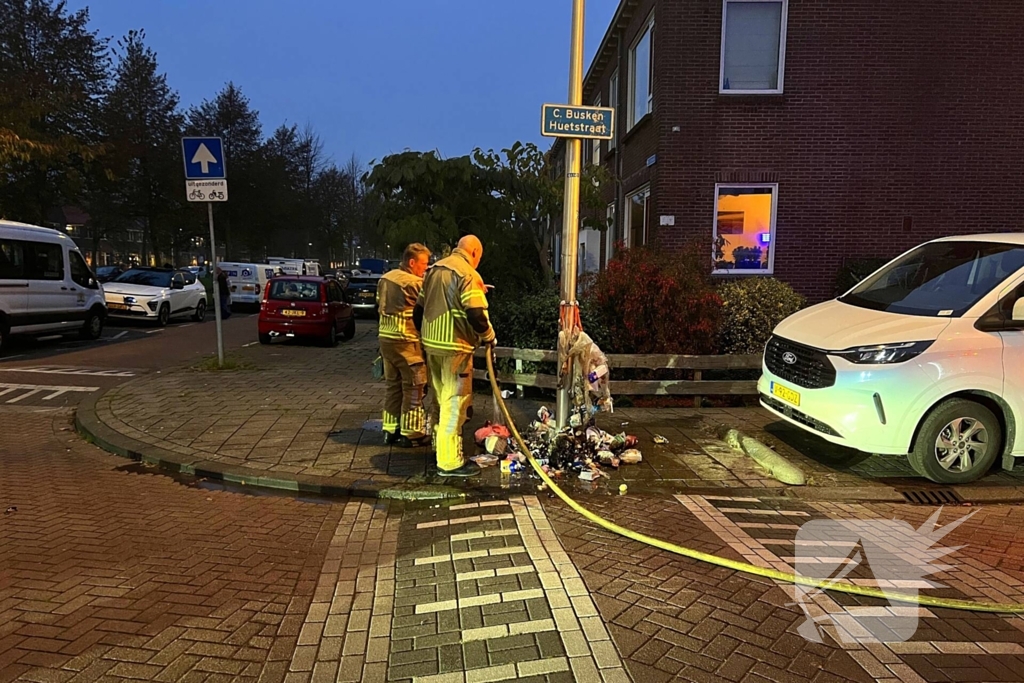 Brand in afvalzakken snel geblust nabij geparkeerd voertuig