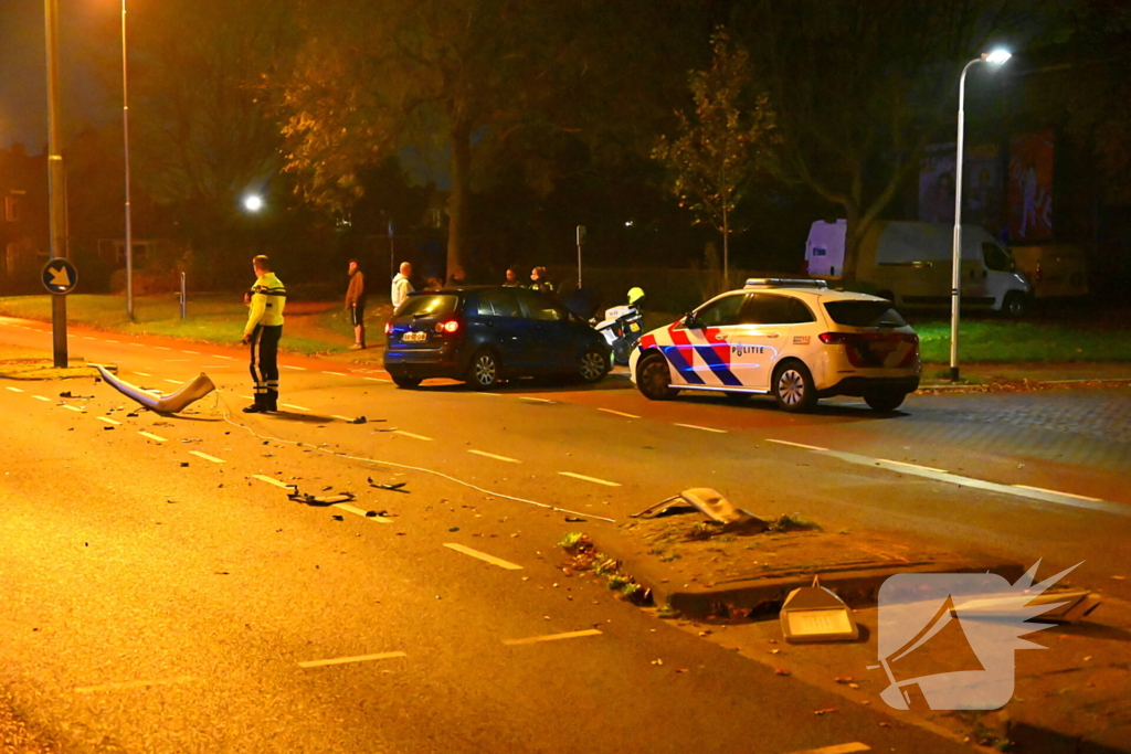 Auto knalt tegen lantaarnpaal: bestuurder aangehouden