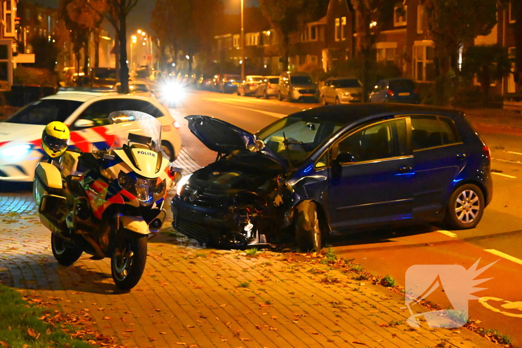 Auto knalt tegen lantaarnpaal: bestuurder aangehouden