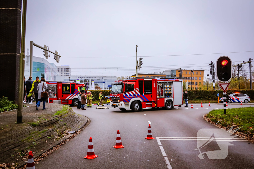 Brandweer knipt auto open om inzittende te bevrijden na aanrijding