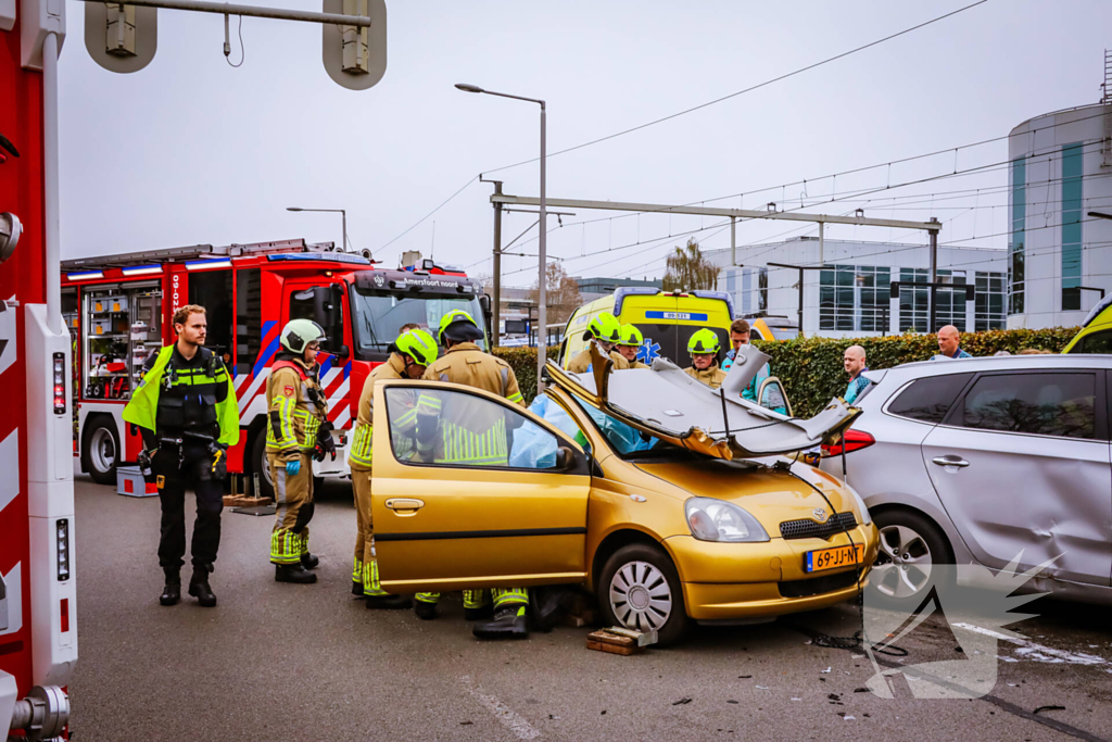 Brandweer knipt auto open om inzittende te bevrijden na aanrijding