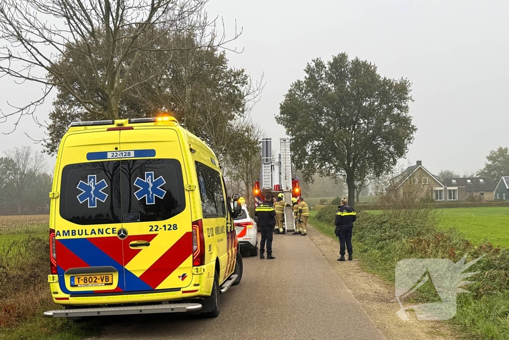 Automobilist belandt in greppel en raakt gewond