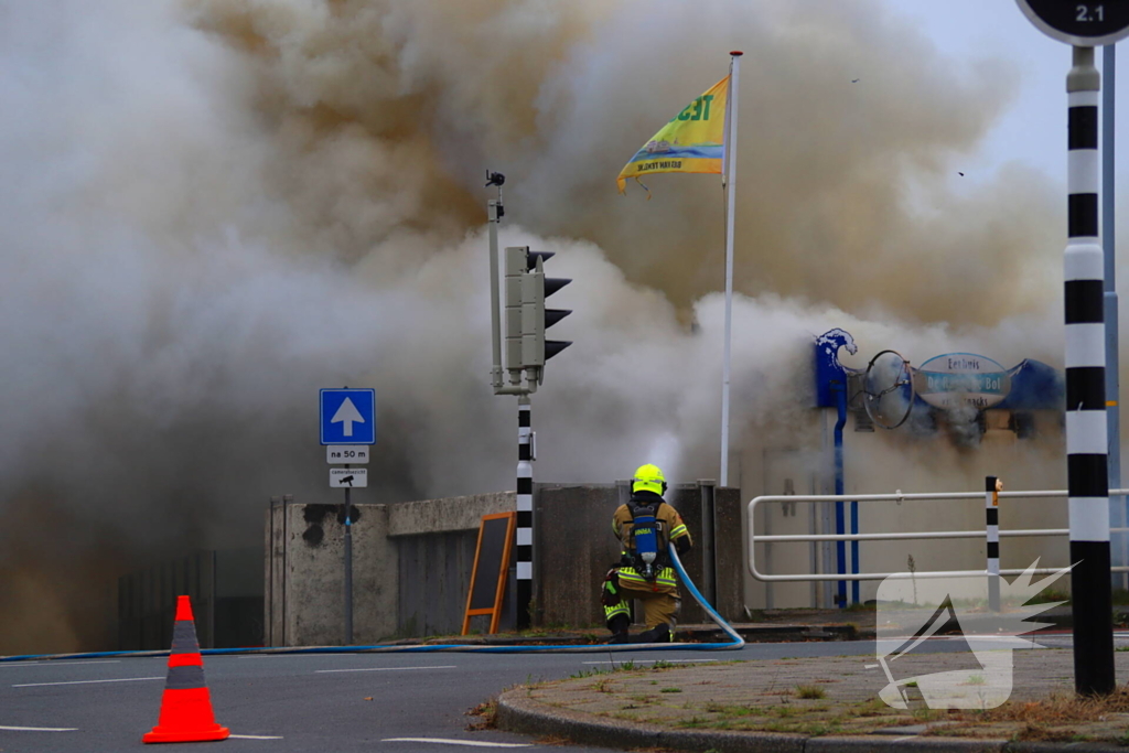 Restaurant verwoest door brand in haven