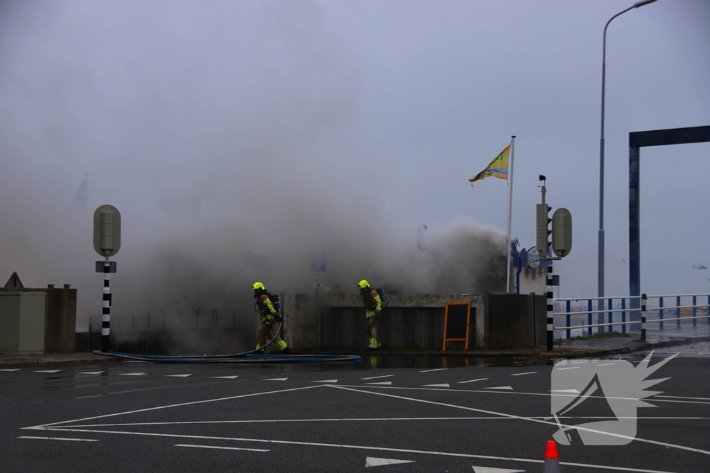 Restaurant verwoest door brand in haven