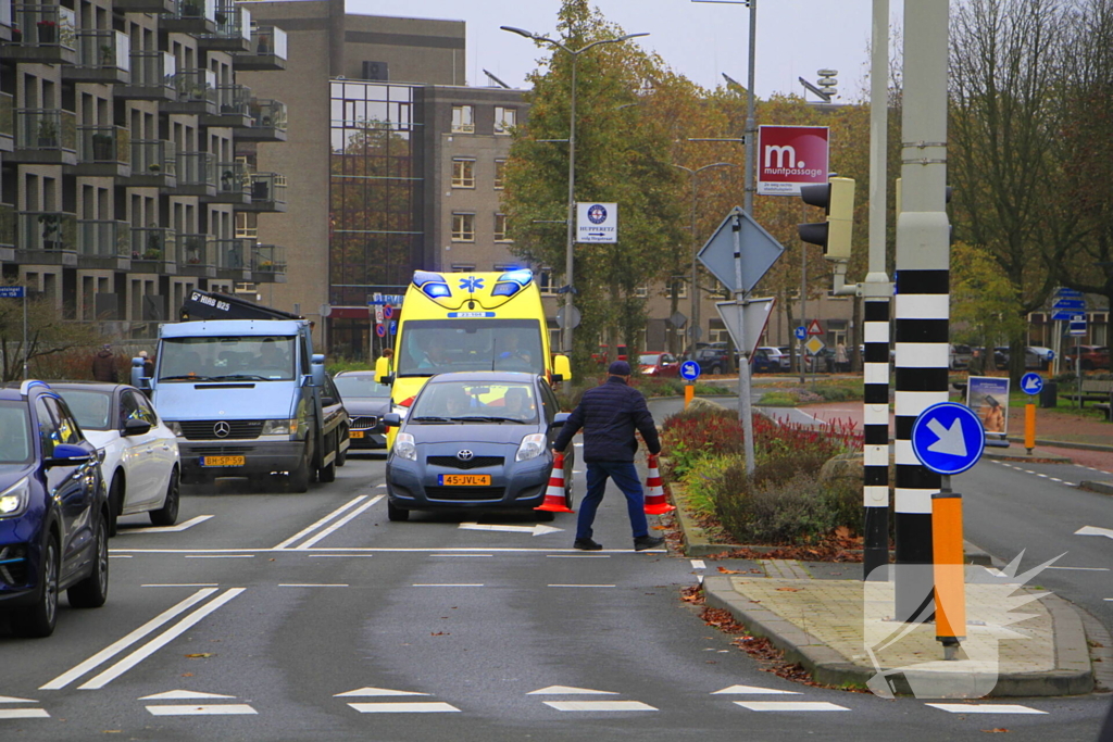 Scholier geschept door automobilist bij verkeerslicht