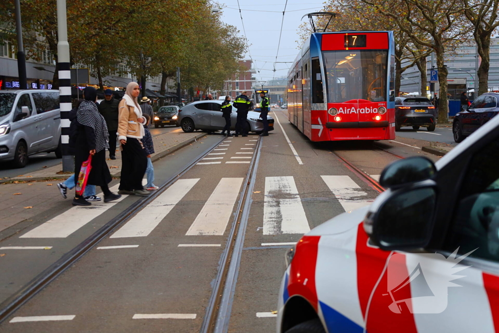 Auto loopt flinke schade op na botsing met tram