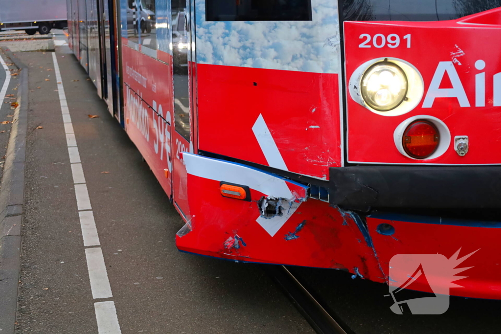 Auto loopt flinke schade op na botsing met tram