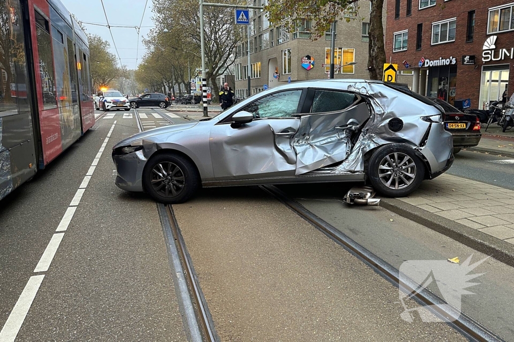 Auto loopt flinke schade op na botsing met tram