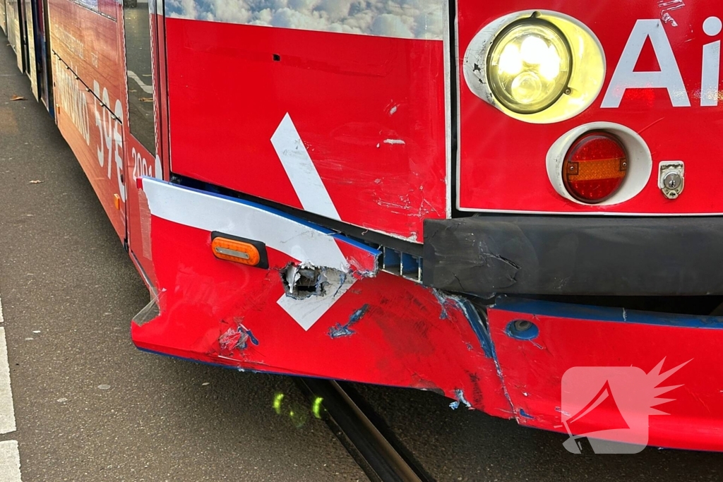 Auto loopt flinke schade op na botsing met tram